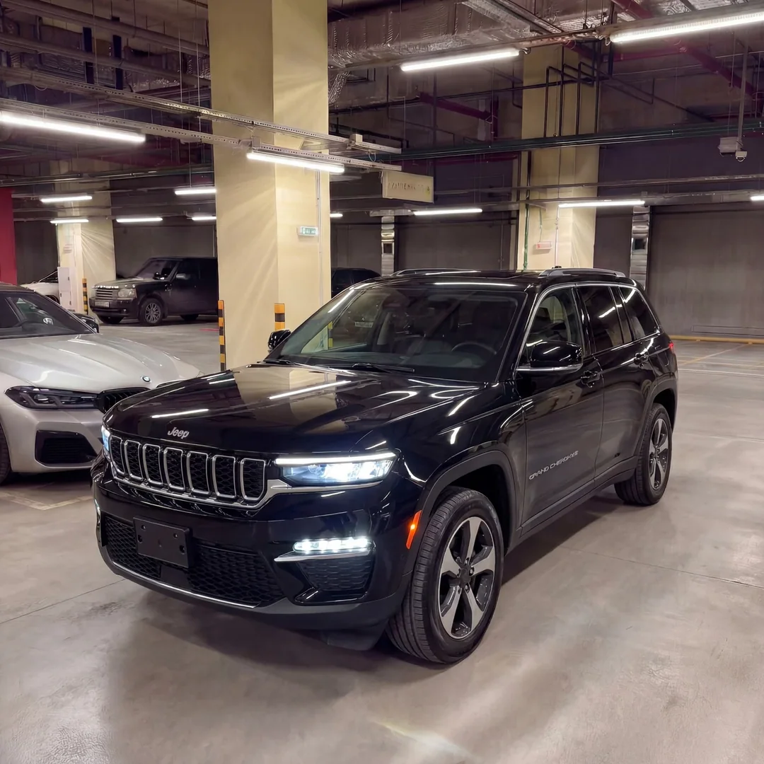 Jeep Grand Cherokee 2023, чёрный — фото 1