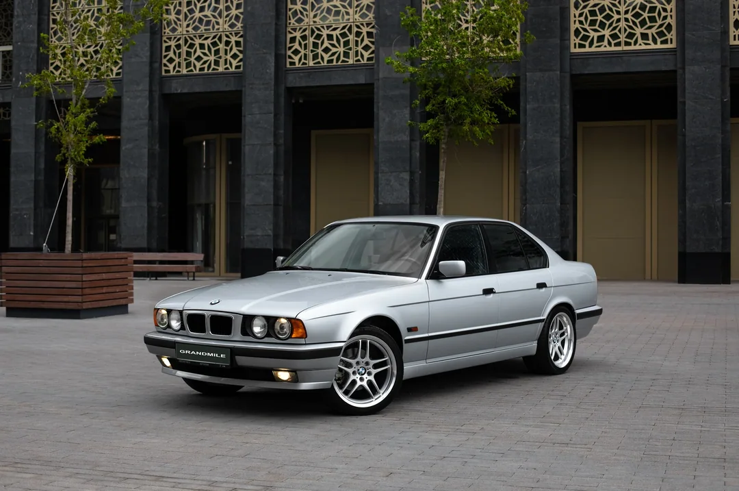 BMW 525i 1994, серебристый — фото 1