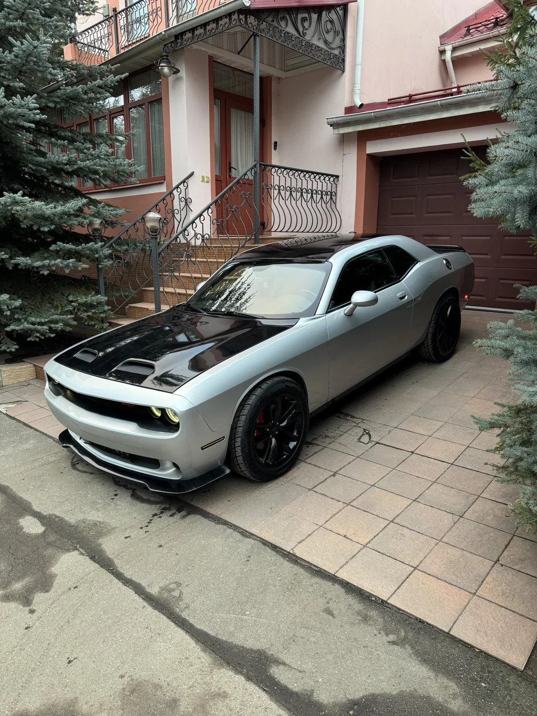 Dodge Challenger 2019, серебристый с чёрным капотом — фото 1