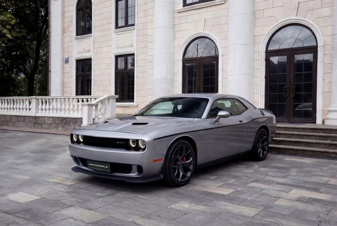 Dodge Challenger 2020, серебристый — фото 1