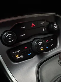 Dodge Challenger 2019, серебристый с чёрным капотом — фото 23
