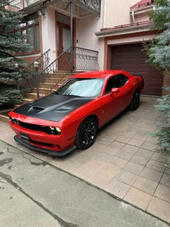Dodge Challenger 2020, красный с чёрным капотом — фото 1