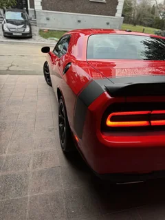 Dodge Challenger 2020, красный с чёрным капотом — фото 10