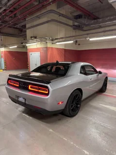 Dodge Challenger 2019, серебристый с чёрным капотом — фото 30