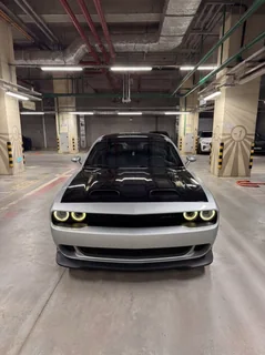 Dodge Challenger 2019, серебристый с чёрным капотом — фото 32