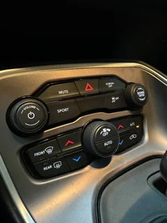Dodge Challenger 2020, серебристый — фото 19