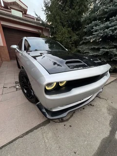 Dodge Challenger 2019, серебристый с чёрным капотом — фото 9