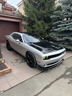Dodge Challenger 2019, серебристый с чёрным капотом — фото 2
