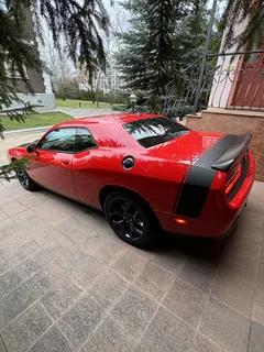 Dodge Challenger 2020, красный с чёрным капотом — фото 3