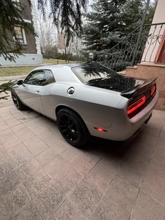 Dodge Challenger 2019, серебристый с чёрным капотом — фото 4