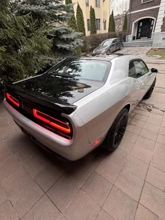 Dodge Challenger 2019, серебристый с чёрным капотом — фото 6
