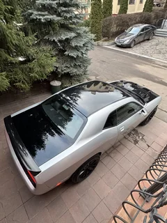 Dodge Challenger 2019, серебристый с чёрным капотом — фото 7