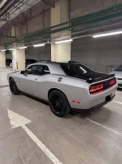 Dodge Challenger 2019, серебристый с чёрным капотом — фото 29