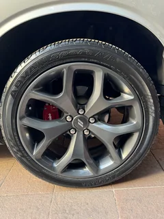 Dodge Challenger 2020, серебристый — фото 25