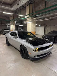 Dodge Challenger 2019, серебристый с чёрным капотом — фото 31