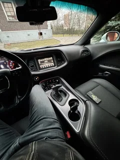 Dodge Challenger 2019, серебристый с чёрным капотом — фото 20
