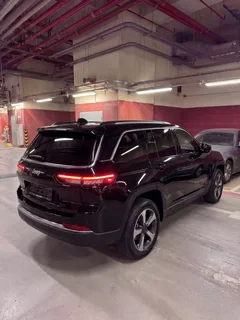 Jeep Grand Cherokee 2023, чёрный — фото 4