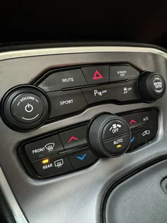 Dodge Challenger 2020, белый — фото 23