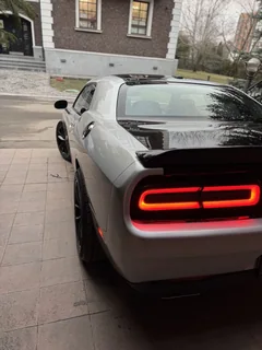 Dodge Challenger 2019, серебристый с чёрным капотом — фото 10