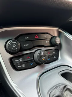 Dodge Challenger 2020, серебристый — фото 16