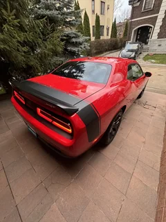 Dodge Challenger 2020, красный с чёрным капотом — фото 5